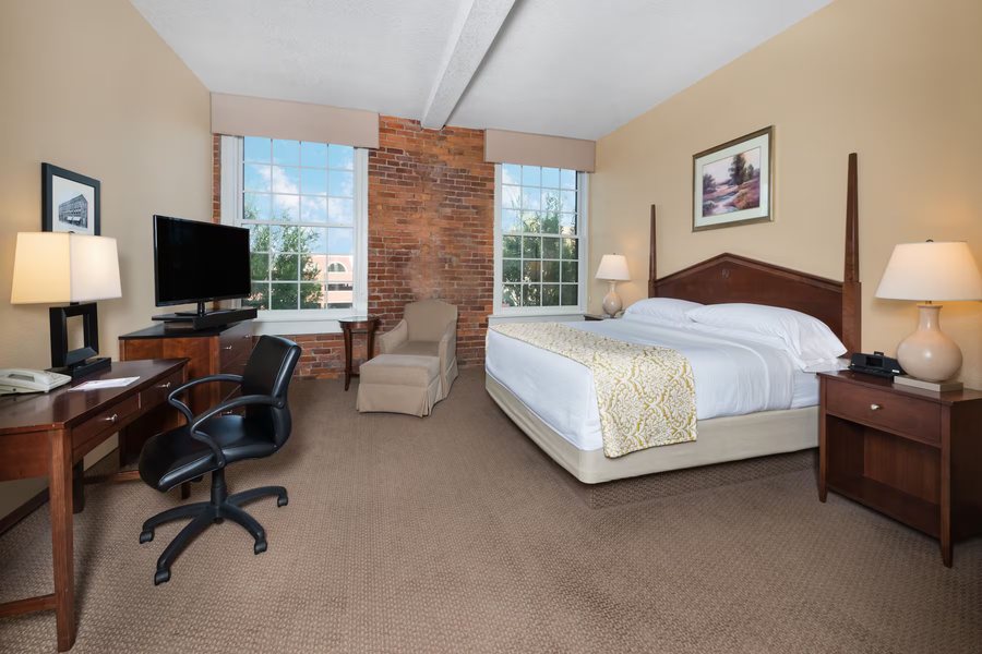 Hawthorn Suites By Wyndham Rome — Guest room