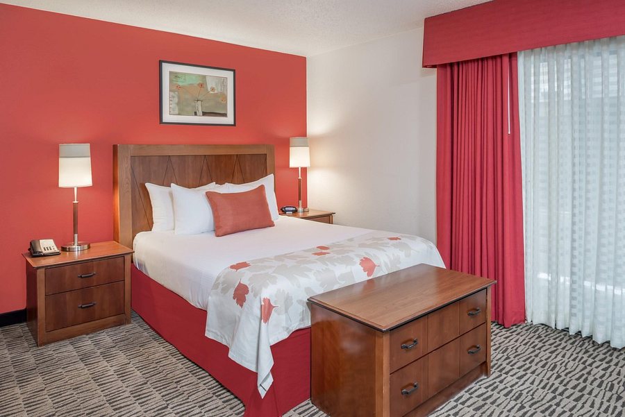 Hawthorn Suites by Wyndham St Louis Westport Plaza — Guest room