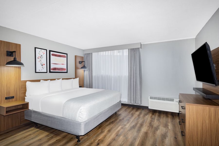 Hawthorn Suites by Wyndham Wichita East — Guest room
