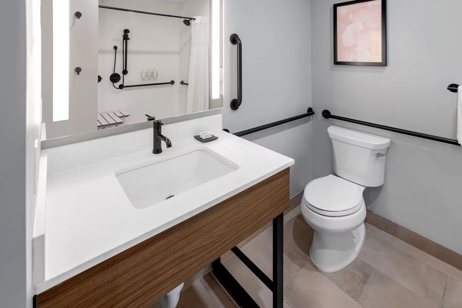 Hawthorn Suites by Wyndham Williston — Bathroom