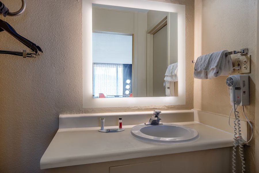 Hawthorne Hotel — Bathroom