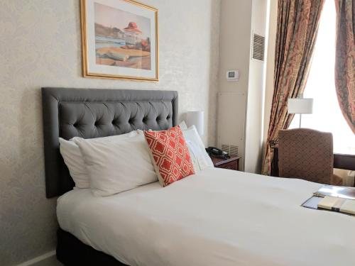 Hawthorne Hotel — Guest room