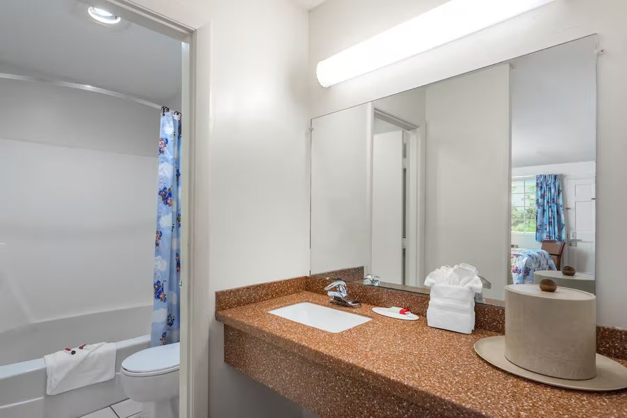 Hawthorne Motel — Bathroom