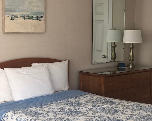 Hawthorne Motel — Guest room