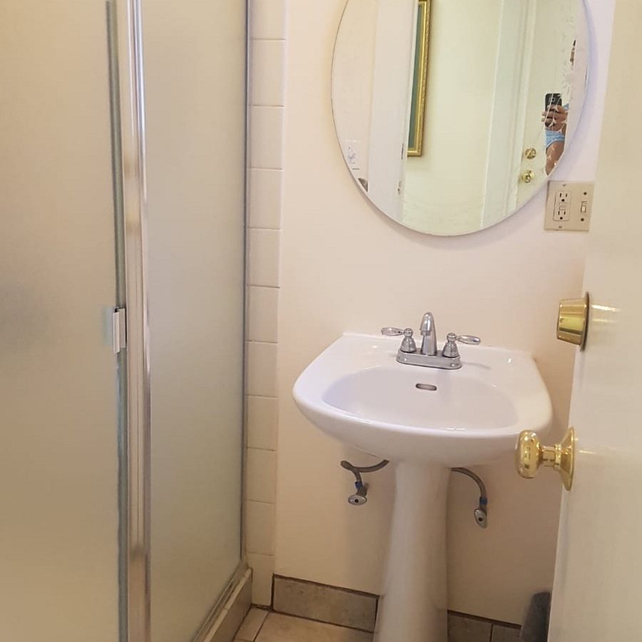 Hayes Valley Inn — Bathroom