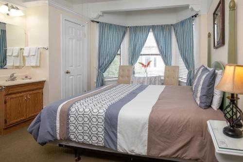 Hayes Valley Inn — Guest room