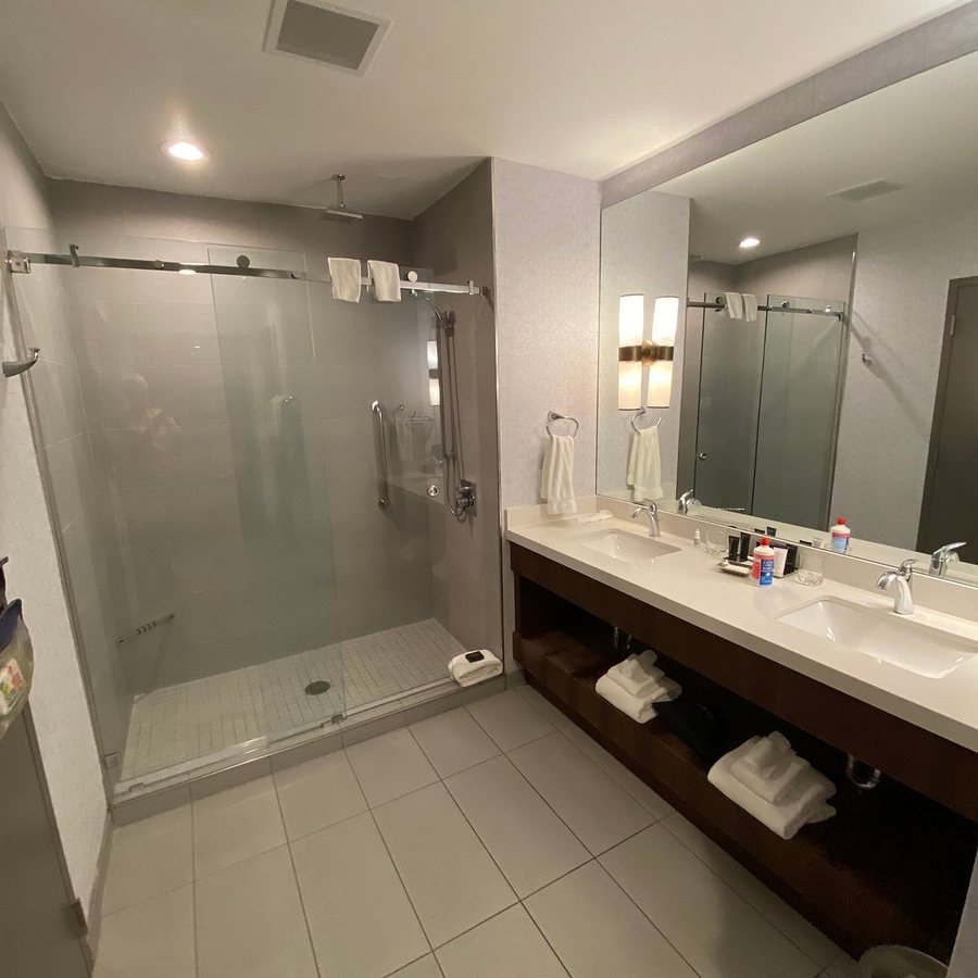 Haywood Park Hotel an Ascend Collection Hotel — Bathroom