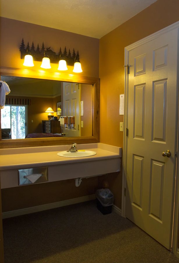 Headwaters Lodge Cabins at Flagg Ranch — Bathroom