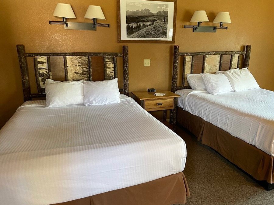 Headwaters Lodge Cabins at Flagg Ranch — Guest room