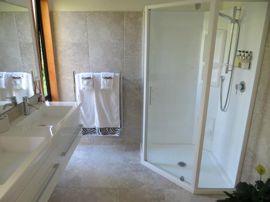 Healing Waters Lodge — Bathroom