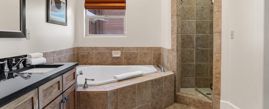 Healing Waters Resort Spa — Bathroom