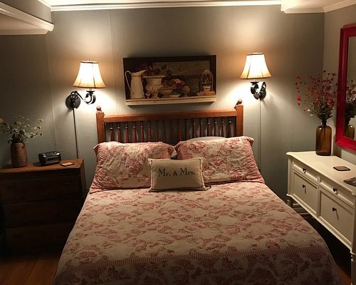 Heart of the Hills Inn Cottage — Guest room