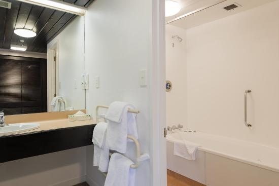 Heartland Hotel Queenstown — Bathroom