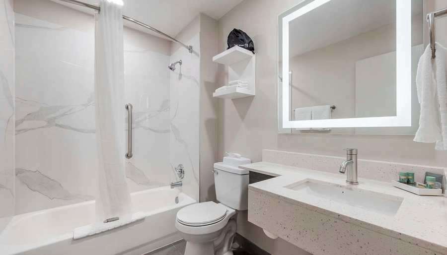 Heartland Inn and Suites — Bathroom