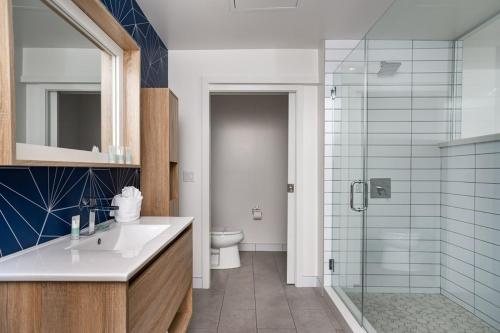 Heat Hotel — Bathroom