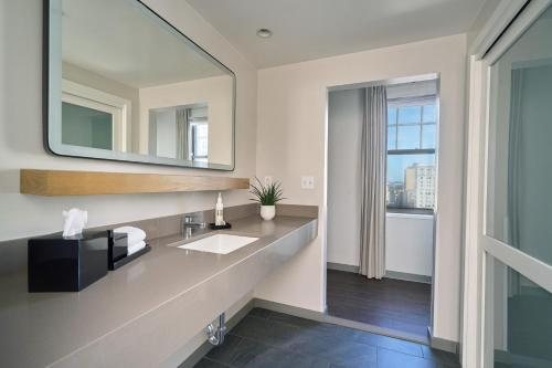 Heathman Hotel — Bathroom