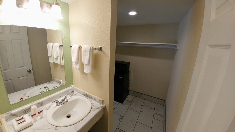 Heidi Motel — Bathroom