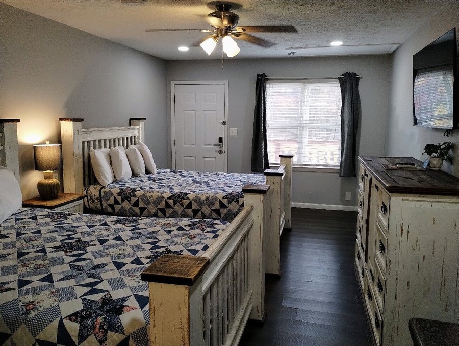 Heidi Motel — Guest room