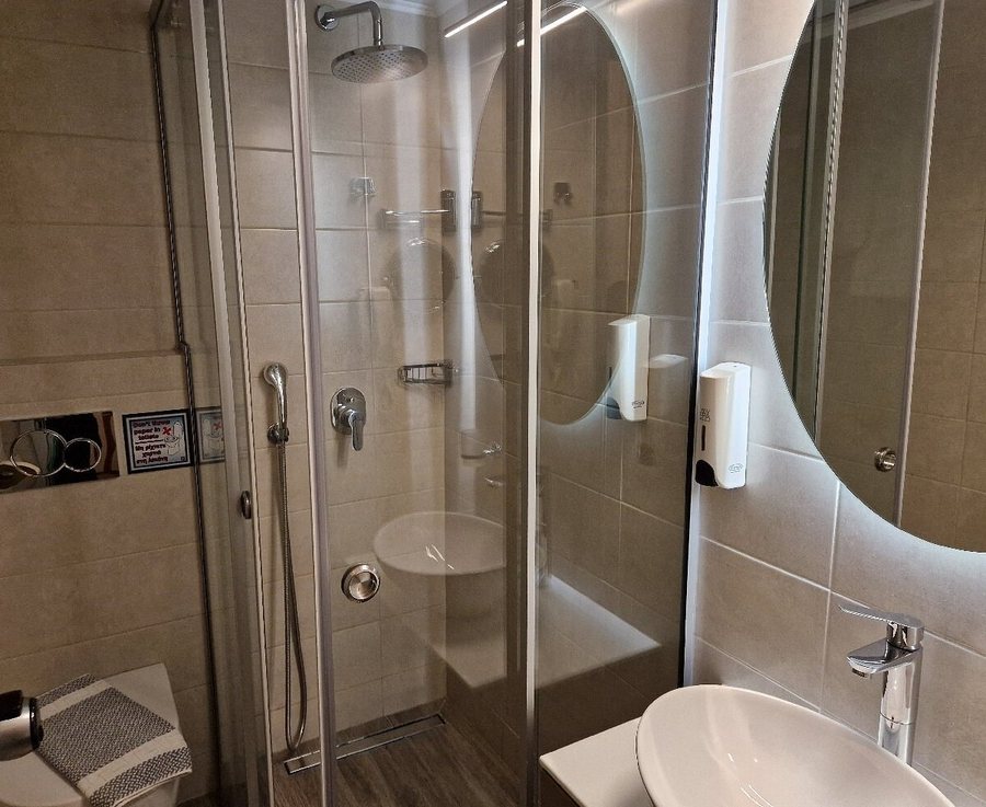 Helena Hotel — Bathroom