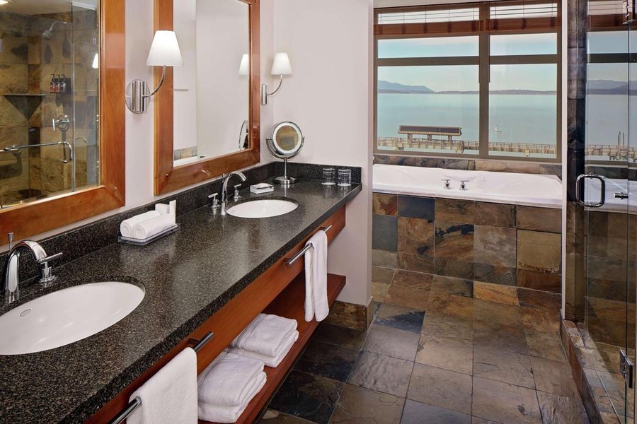 Heliotrope Hotel LLC — Bathroom