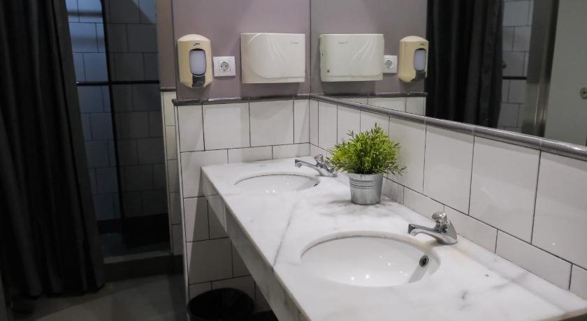 Hellobcn Youth Hostel Barcelona Catalonia — Bathroom