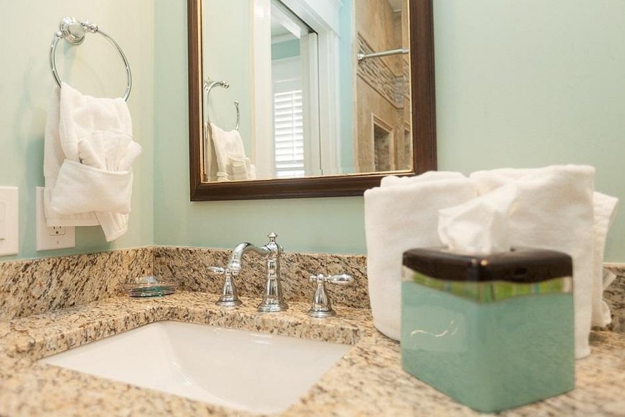 Hemingway House Bed Breakfast — Bathroom