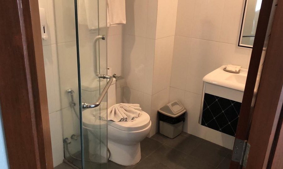 Hemingways Silk Hotel — Bathroom