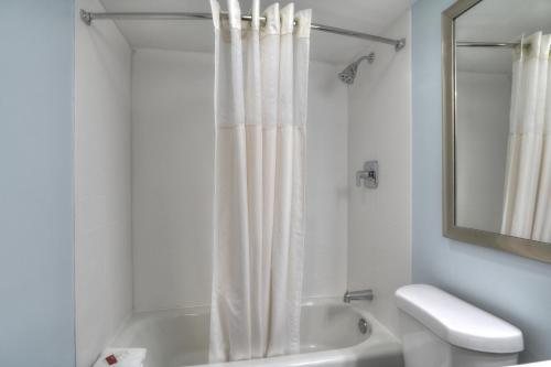 Hemlock Hills Resort — Bathroom