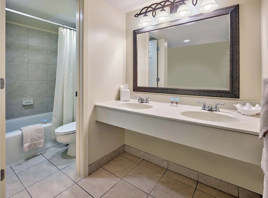Henlopen Hotel — Bathroom