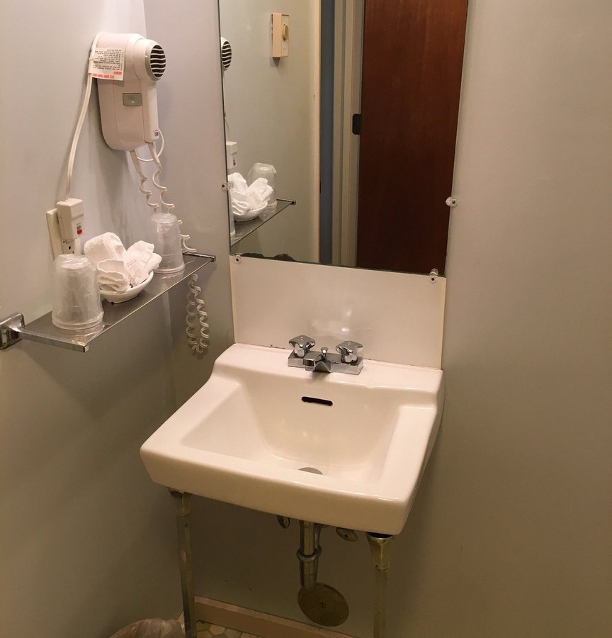 Henniker Motel Henniker New Hampshire — Bathroom