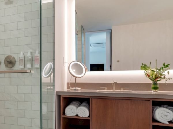 Henry Howard Hotel — Bathroom