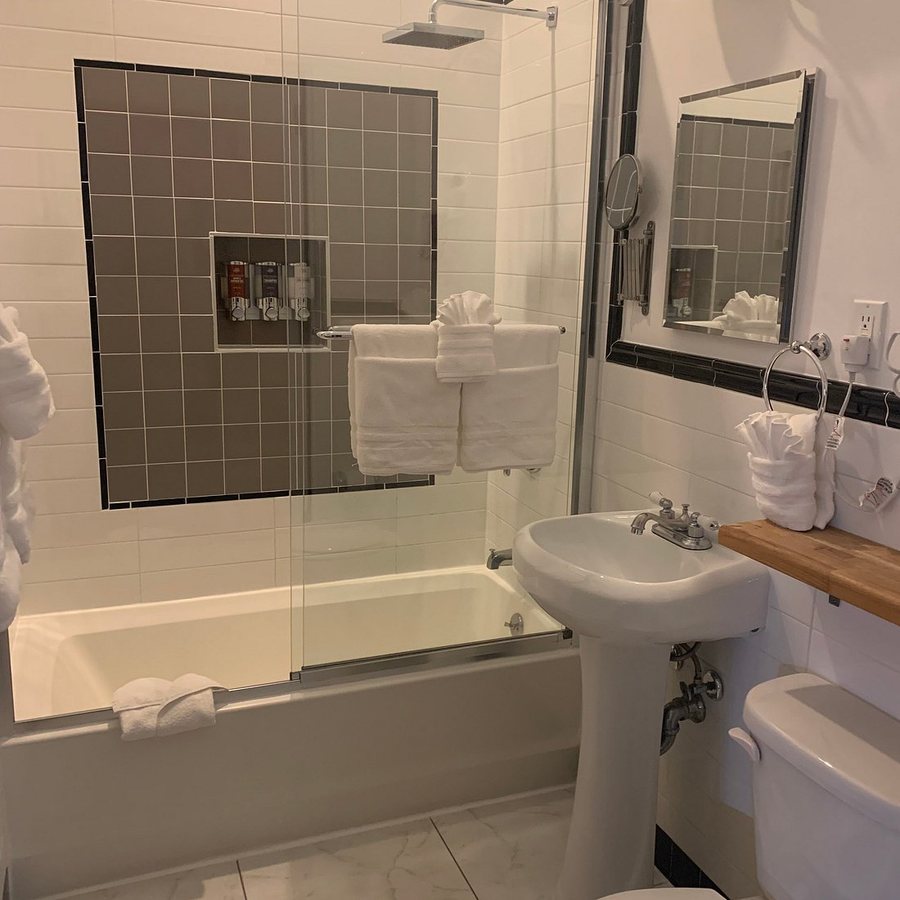 Henry Norman Hotel — Bathroom