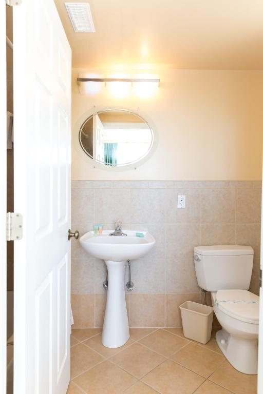 Heritage Inn — Bathroom