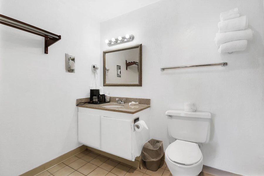 Heritage Inn Express — Bathroom