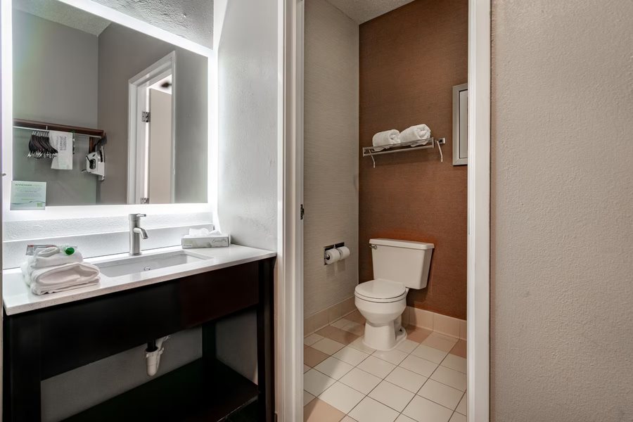 Heritage Inn — Bathroom