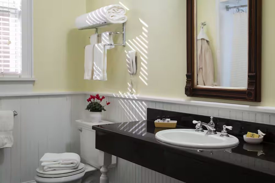 Heritage of Lake George Motel — Bathroom