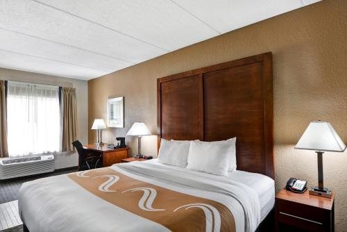 Heritage Park Inn — Guest room