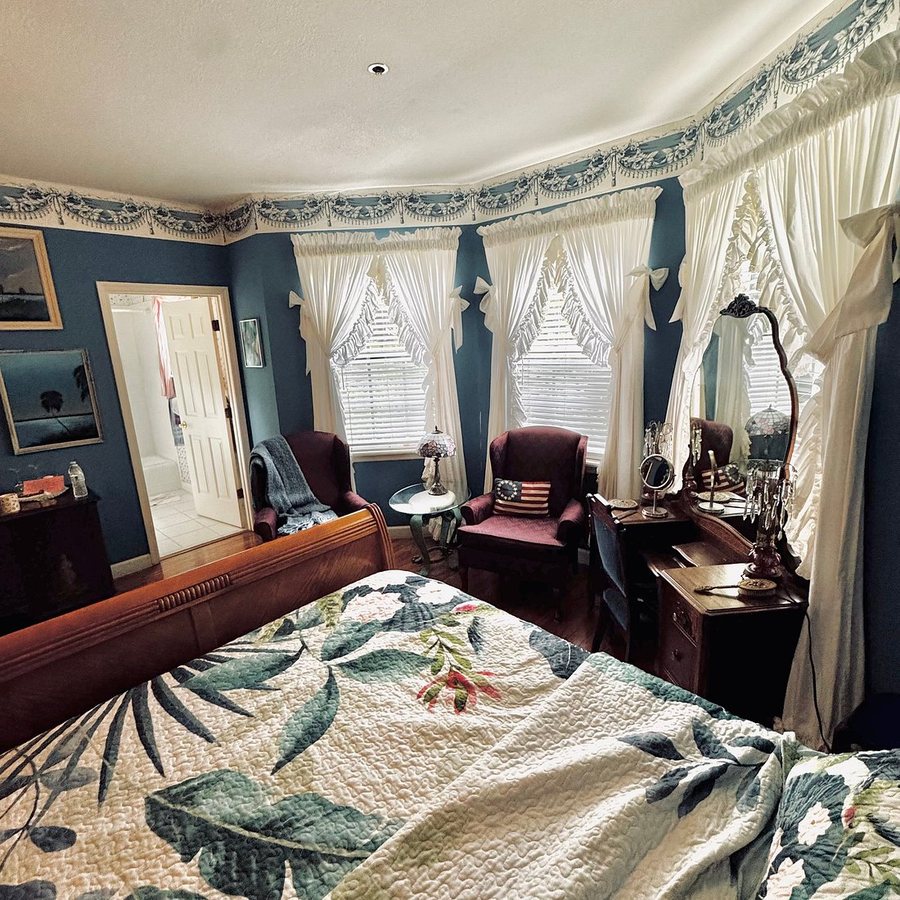 Heron Cay Lakeview Bed Breakfast — Guest room