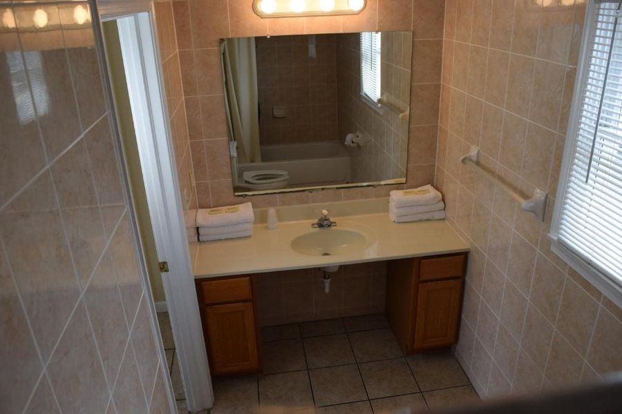 Hershey Motel — Bathroom