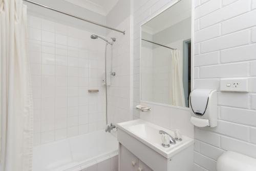 Herston Place Motel — Bathroom