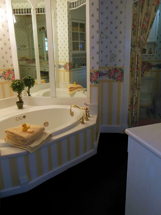 Hexagon House Bed and Breakfast — Bathroom