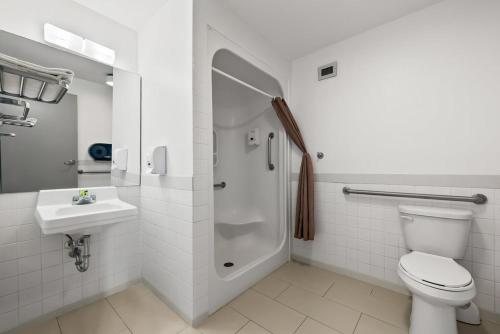 HI Lake Louise Alpine Centre — Bathroom