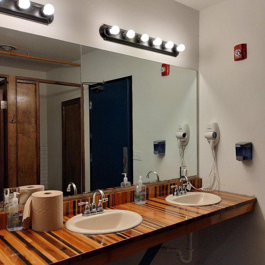 HI Little Rock Firehouse Hostel Museum — Bathroom