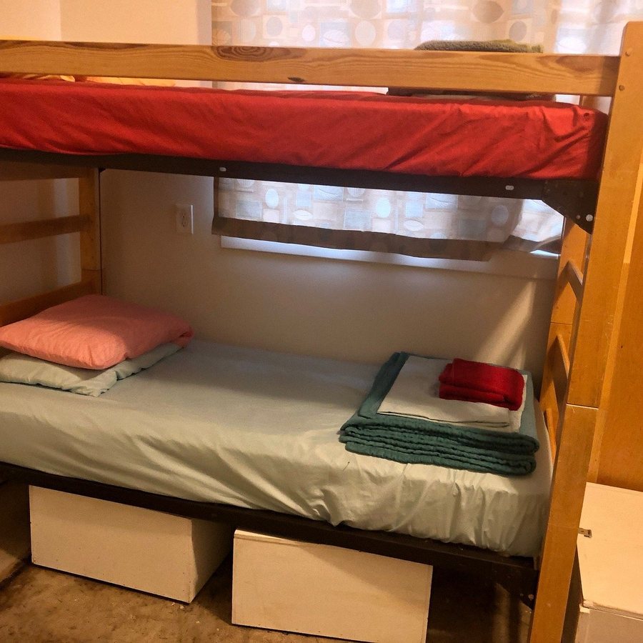 HI Little Rock Firehouse Hostel Museum — Guest room