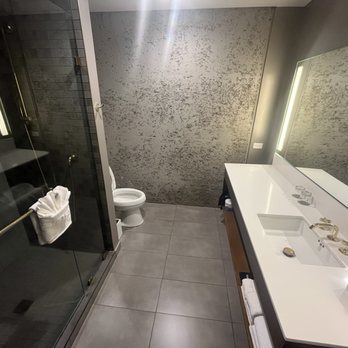 Hi Lo Hotel Autograph Collection — Bathroom