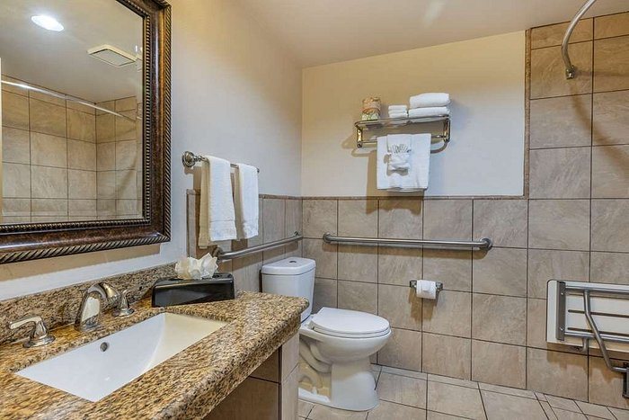 HI Los Angeles South Bay Los Angeles California — Bathroom