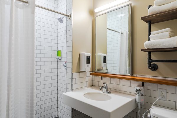 HI New Orleans Hostel — Bathroom