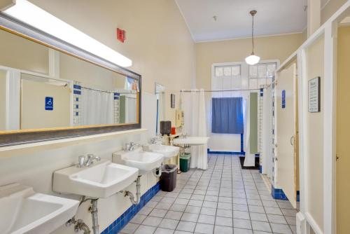 HI San Francisco Downtown Hostel — Bathroom