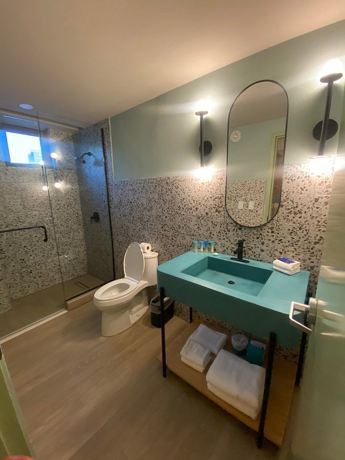 HiBird Apartment And Suites Hotel — Bathroom