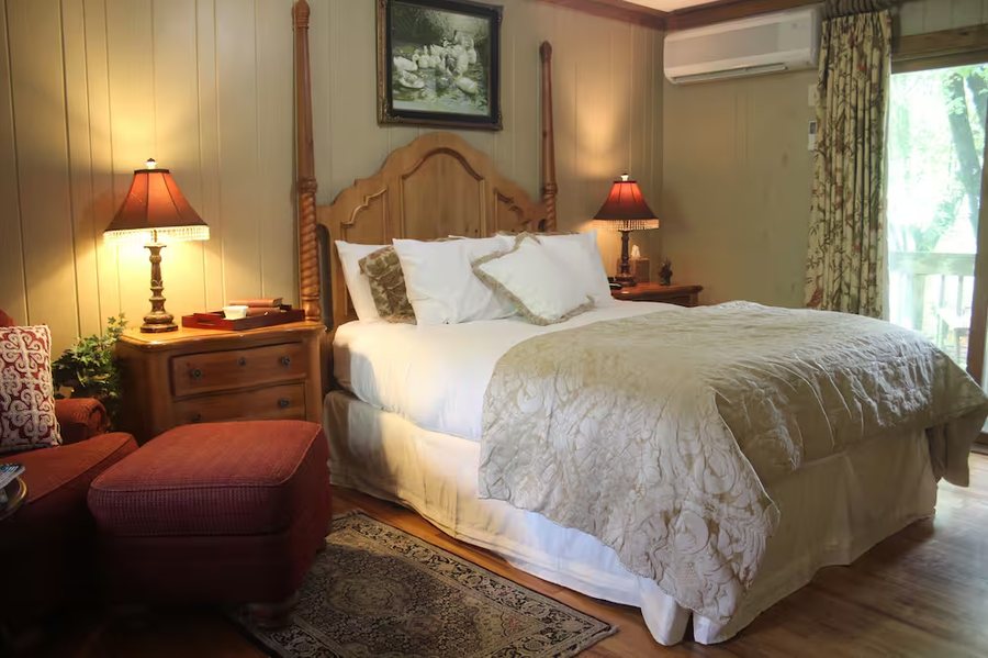 Hickory House Inn Historic Inn — Guest room